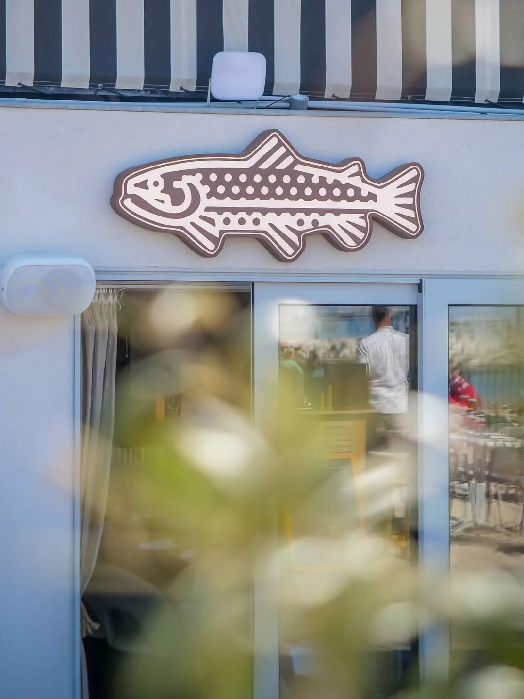 Rouge & Roche, signaletique shortlogo poisson facade