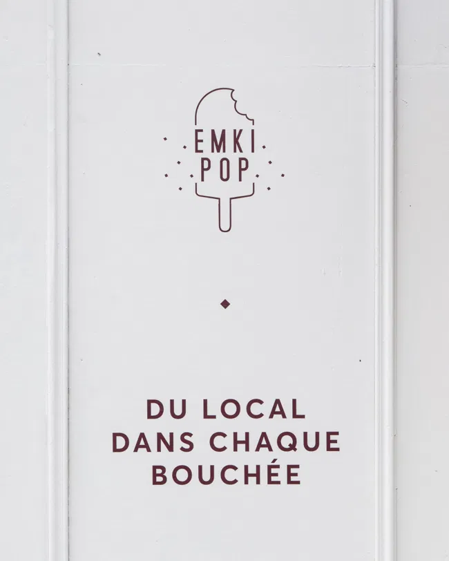 Emkipop, signaletique vitrophanie du local