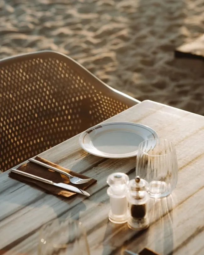 Rouge & Roche, identite visuelle terrasse bord de mer